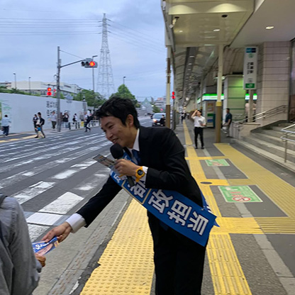 マイク🎤で話しながら政策チラシをお渡しするスタイルを森ようすけ衆議院議員から伝授いただきました。自由に動くスタイル、気に入っています。